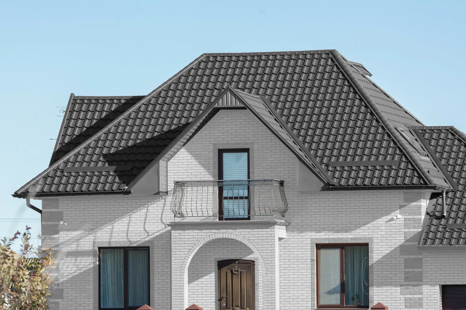 A completed Highland metal roof on an Ontario home